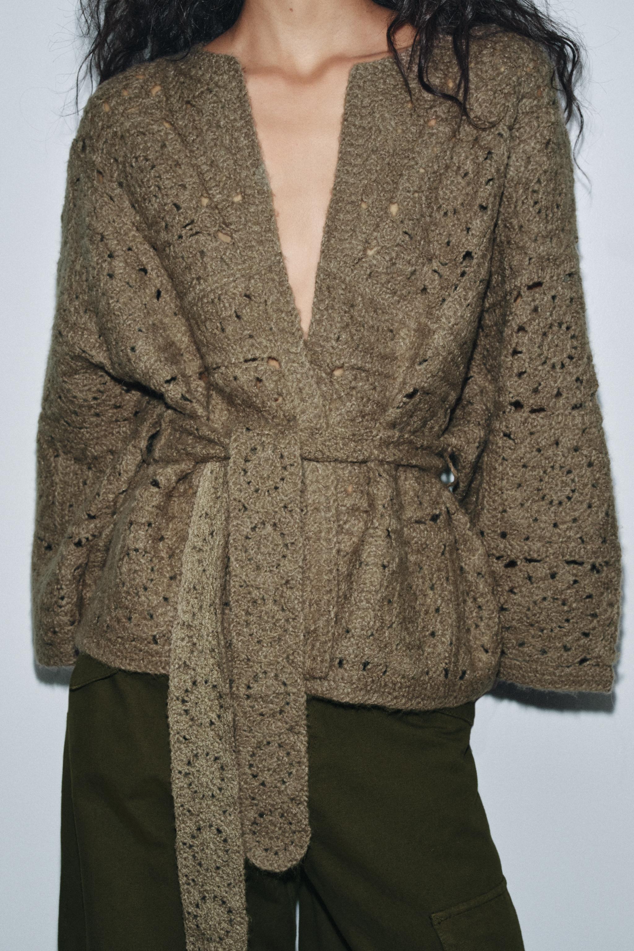 GILET EN MAILLE AVEC CEINTURE